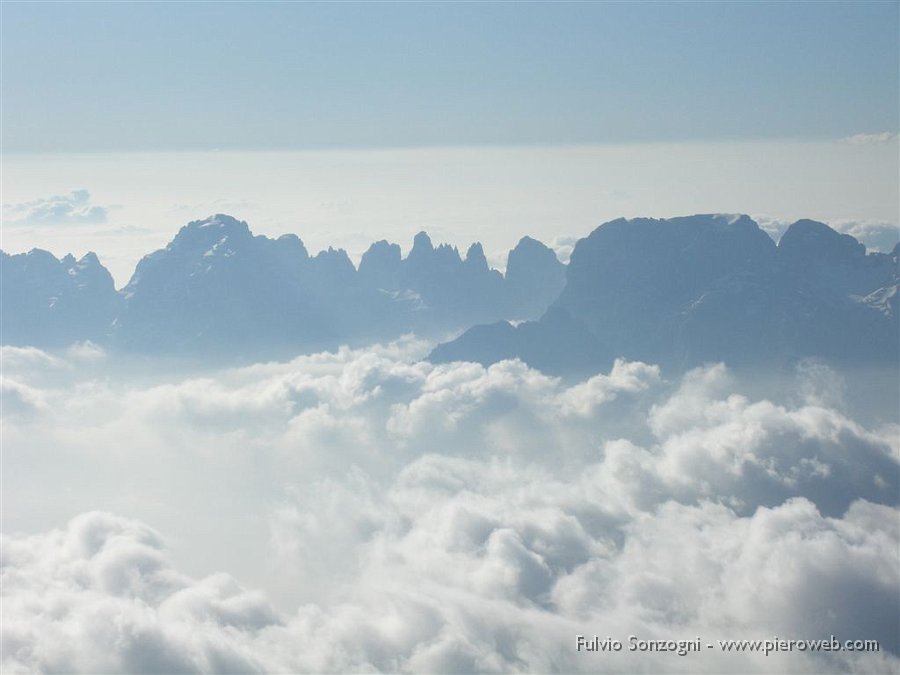 15_Dolomiti di Brenta in un mare di nuvole.jpg